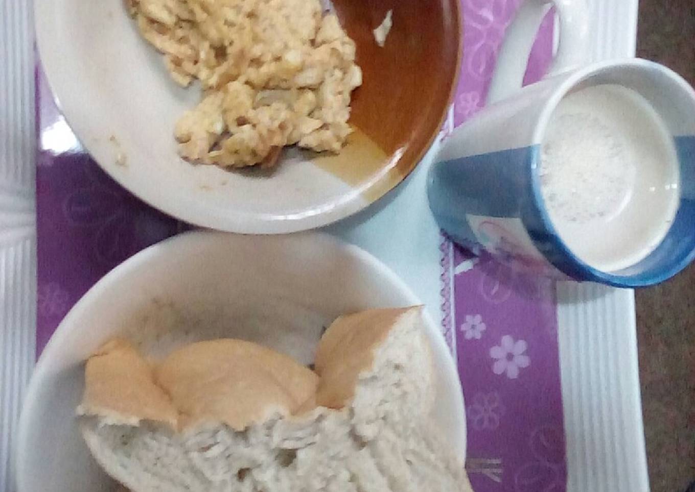 Bread, omelette and tea