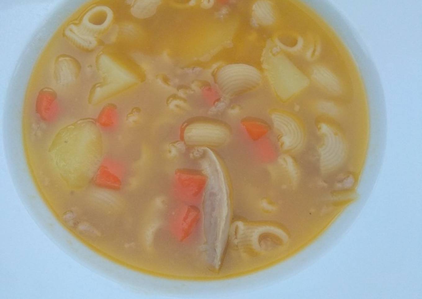 Sopa de galets, con pollo y carne picada