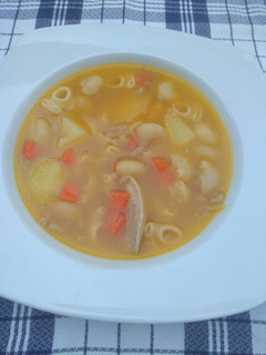 Una foto de Sopa de galets, con pollo y carne picada