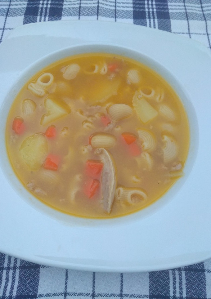 Una foto de Sopa de galets, con pollo y carne picada