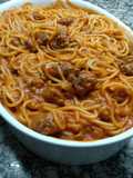 Spaguettis con salsa de tomate, queso y albóndigas