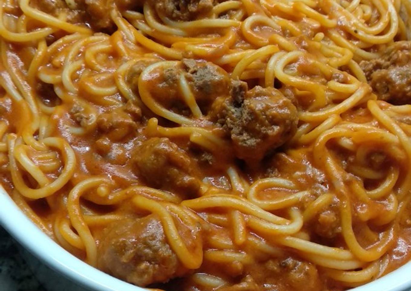 Spaguettis con salsa de tomate, queso y albóndigas