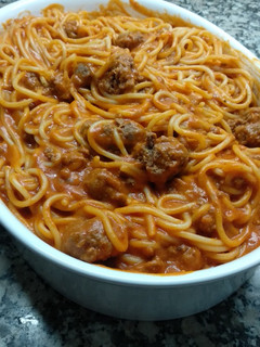 Una foto de Spaguettis con salsa de tomate, queso y albóndigas