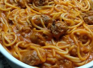 Foto principal de Spaguettis con salsa de tomate, queso y albóndigas