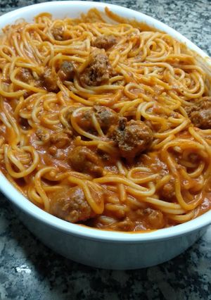 Foto principal de Spaguettis con salsa de tomate, queso y albóndigas