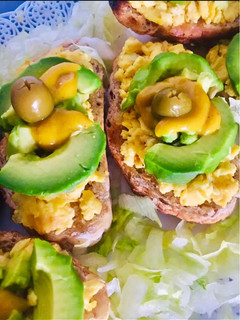 Una foto de 🥖BRUSCHETAS🍞 DE 🍳HUEVOS🍳 Y 🥑PALTA🥑