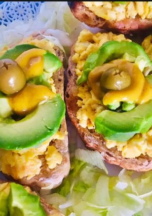 Una foto de 🥖BRUSCHETAS🍞 DE 🍳HUEVOS🍳 Y 🥑PALTA🥑