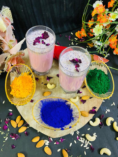 रोज़ ठंडाई (rose thandai recipe in Hindi) रेसिपी मुख्य फोटो