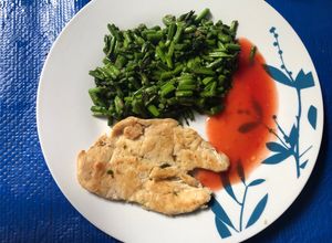Una foto de Pollo con espárragos