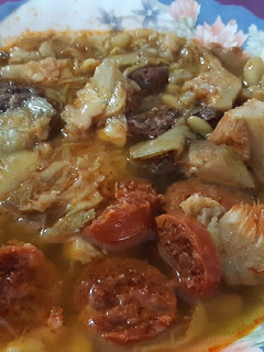 Una foto de Sopa de verdinas y alcachofas con butifarra negra y chorizo picante