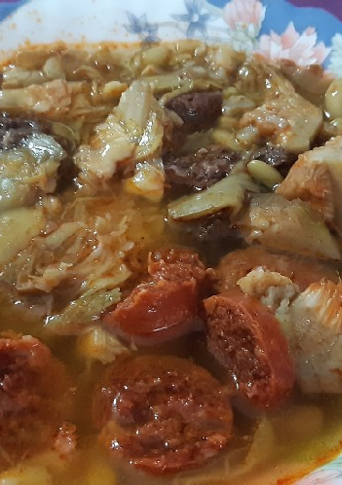 Una foto de Sopa de verdinas y alcachofas con butifarra negra y chorizo picante