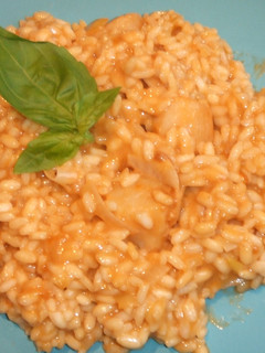 Una foto de Arroz cremoso con Coquille St. Jacques (pequeñas vieiras) y caldo de mejillones