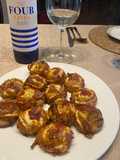 Hojaldre con cebolla caramelizada, queso de cabra y virutas de jamón