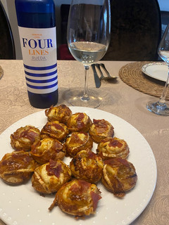 Una foto de Hojaldre con cebolla caramelizada, queso de cabra y virutas de jamón