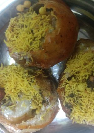 A picture of Filled pani puri.