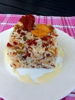 Una foto de Ensalada de arroz tricolor con almejas al natural