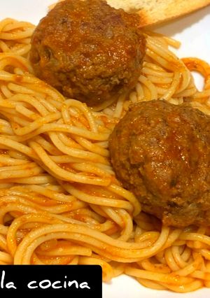 Una foto de SPAGHETTI CON ALBÓNDIGASAL CHIPOTLE 🧡