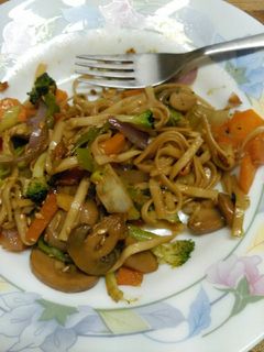 Una foto de Udon noodles con verduras fáciles