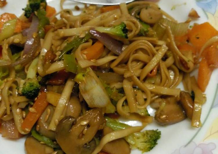 Udon noodles con verduras fáciles