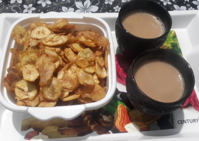 चटपटे केले के चिप्स विद हॉट टी (Chatpate kele ke chips hot tea recipe in Hindi) रेसिपी बनाने की विधि in Hindi by Renu Panchal - Cookpad