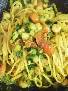 Foto di Linguine gamberi e zucchine con ciliegino e zafferano