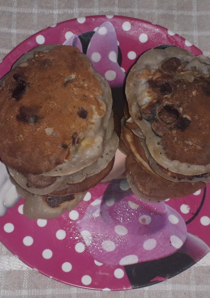 Una foto de Hot cakes con banana, manzana y arándano