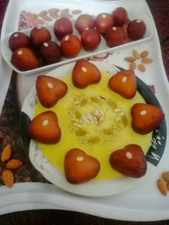 रबड़ी विद् गुलाब जामुन (rabri with gulab jamun recipe in Hindi) रेसिपी मुख्य फोटो