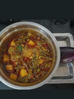 વાલોર વટાણા રીંગણાનું શાક (Valor Vatana Ringan Shak Recipe In Gujarati) રેસીપી મુખ્ય ફોટો