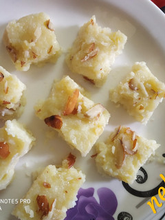 नारियल की झटपट बर्फी (Nariyal ki jhatpat barfi recipe in Hindi) रेसिपी मुख्य फोटो