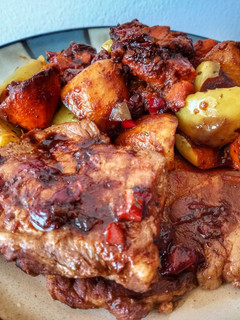 Una foto de Bondiola de cerdo agridulce con papa, boniato, manzana y ciruela