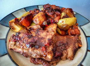 Una foto de Bondiola de cerdo agridulce con papa, boniato, manzana y ciruela