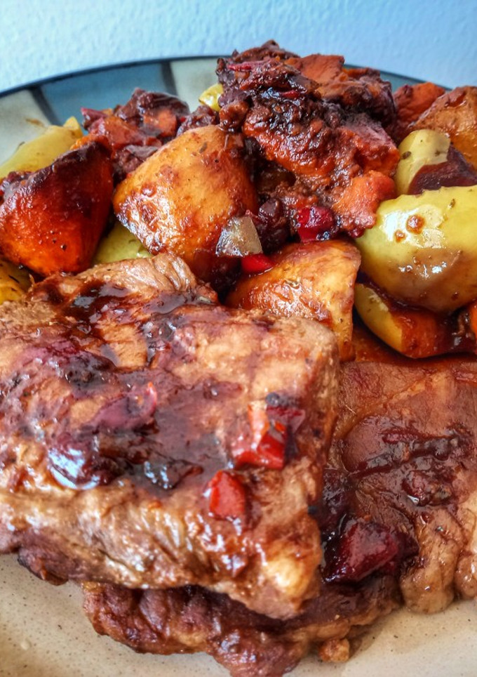 Una foto de Bondiola de cerdo agridulce con papa, boniato, manzana y ciruela