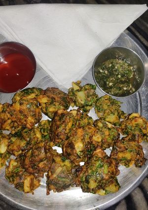 मिक्स सब्जी पकोड़े (mixed sabzi pakode recipe in Hindi) रेसिपी मुख्य फोटो