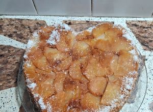 Una foto de Torta invertida de peras integral🍐🍐🍐