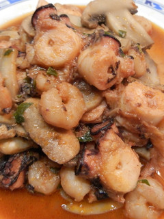 Una foto de Pulpo con champiñones y gambas