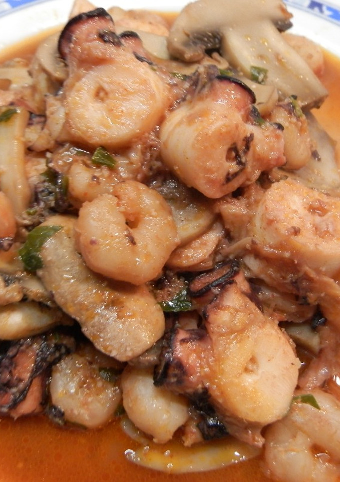 Una foto de Pulpo con champiñones y gambas