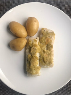 Una foto de Merluza con salsa de cebolla y limón 🍋