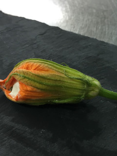 Una foto de Flor de calabacín en tempura