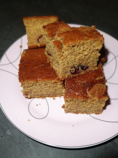 A picture of Cranberries and ginger sponge cakes.