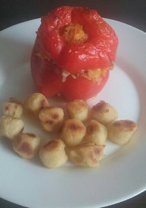 Una foto de Pimientos rellenos con arroz y maíz