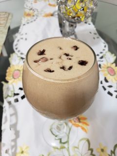 Una foto de Batido de banana con helado, bizcocho y leche