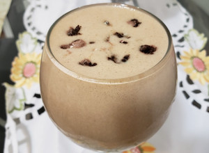 Una foto de Batido de banana con helado, bizcocho y leche