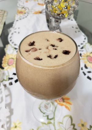 Una foto de Batido de banana con helado, bizcocho y leche