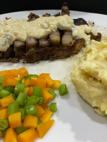 Langkah Mudah untuk Membikin Resep Sirloin beef steak with mushroom sauce yang Bikin Ngiler Anti Ribet, Lezat