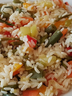 Una foto de Arroz blanco con verduras a mi manera