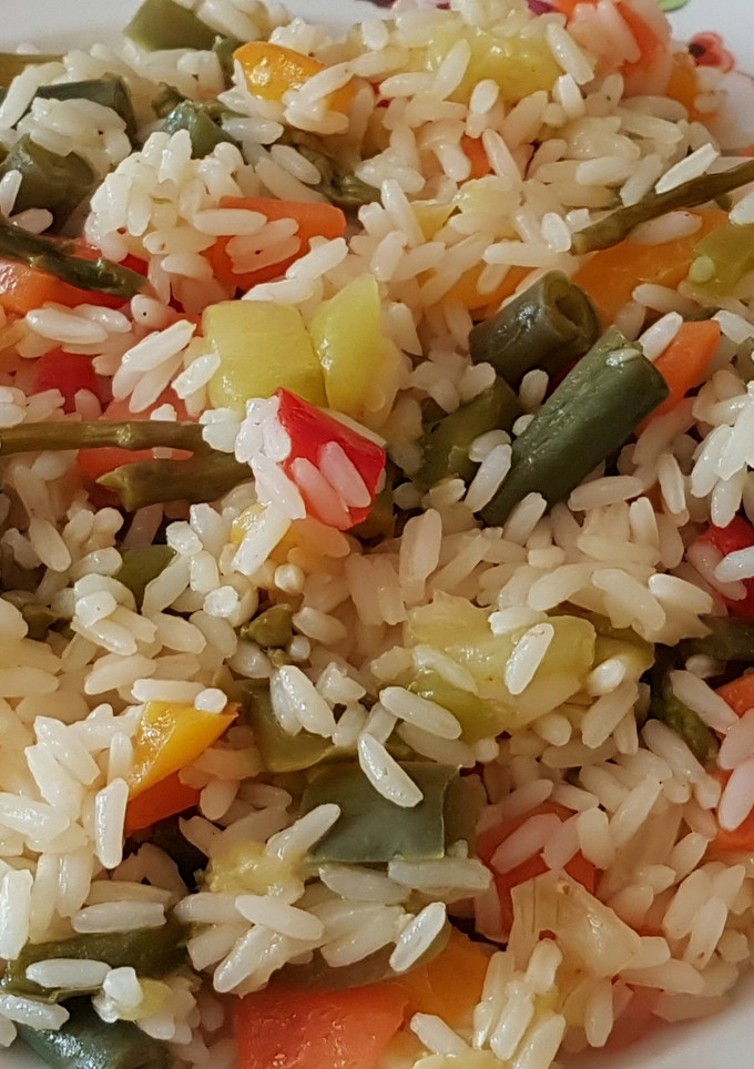 Una foto de Arroz blanco con verduras a mi manera