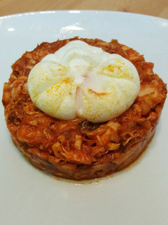 Una foto de Atun con tomate y huevo poche