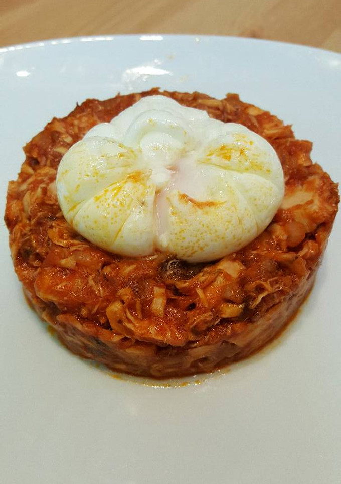 Una foto de Atun con tomate y huevo poche
