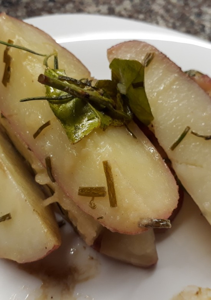 Una foto de Papas al limón y hierbas