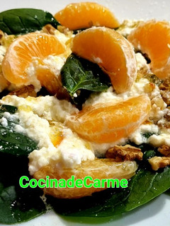 Una foto de Ensalada de espinacas con mandarina y queso con mermelada de naranja amarga